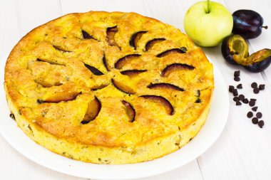 Elma, Erik ve çikolata damla ile pasta