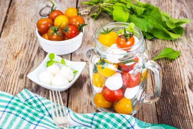 Cam Caprese salatası