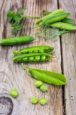 Ahşap rustik zemin üzerine yeşil bezelye