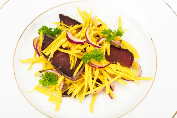 Салат из желтой свеклы с красным луком и вяленой говядиной — стоковое фото