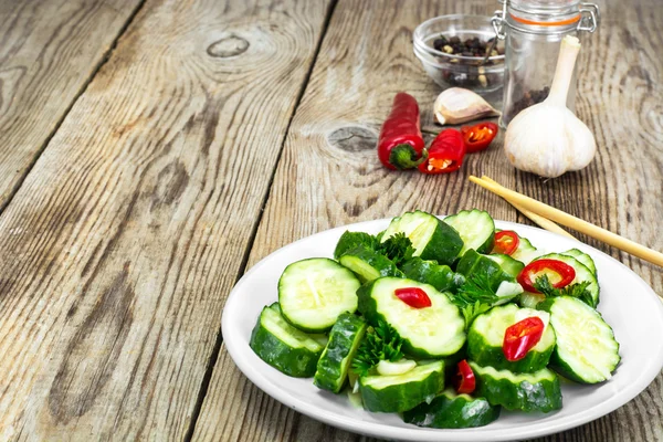 Insalata estiva fresca con cetrioli e peperoni dolci — Foto Stock