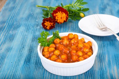 Ceviz ahşap üzerine sos Harissa Studio fotoğraf