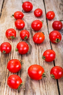 Ahşap rustik arka plan üzerinde kırmızı taze kiraz domates