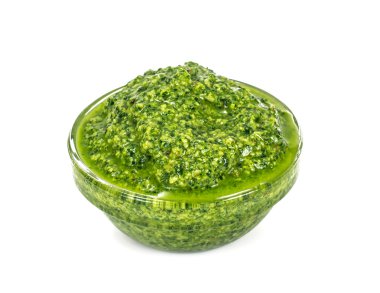Beyaz arka plan üzerinde Fesleğenli pesto sos