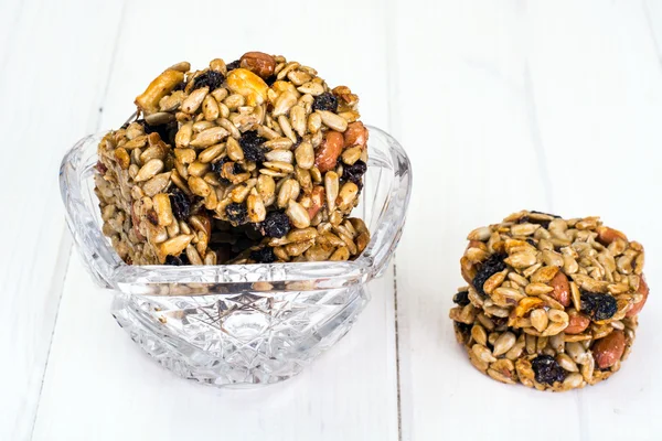 Kozinaki Biscoitos com sementes de girassol, amendoim, passas e mel — Fotografia de Stock