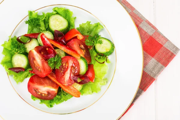 Salada de verão picante de pimenta vermelha quente, tomate e pepino — Fotografia de Stock