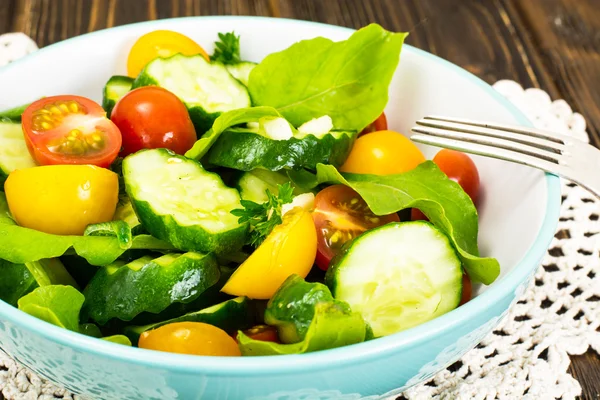 Salade met rucola, tomaat, komkommer en knoflook — Stockfoto