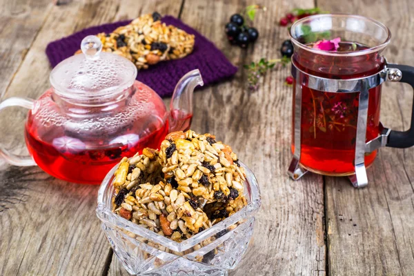 Biscotti Kozinaki con semi di girasole, arachidi, uva passa e affinare — Foto Stock