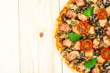 Biberli Pizza sosis, peynir, Mozzarella, zeytin ve Bas