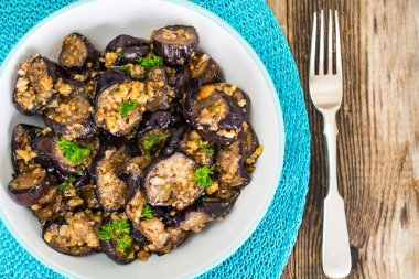 Kızarmış patlıcan ceviz ile