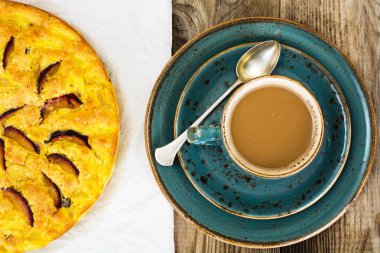 Elma, Erik ve çikolata damla ile pasta