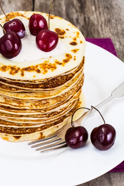 Leckere Pfannkuchen mit Kirschkernstapel — Stockfoto