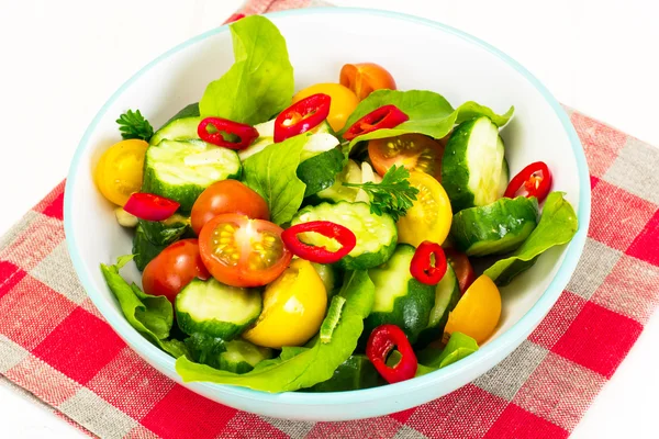 Salat mit Rucola, Tomate, Gurke und Knoblauch — Stockfoto