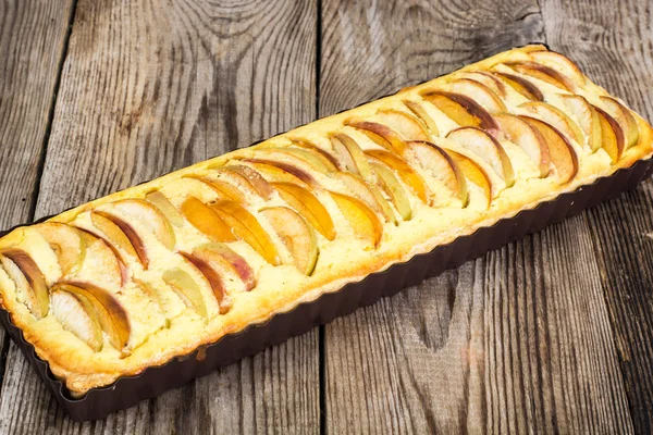 Apfelkuchen mit Quark und Pfirsichen — Stockfoto