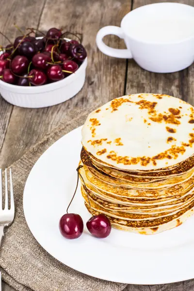 Leckere Pfannkuchen mit Kirschkernstapel — Stockfoto