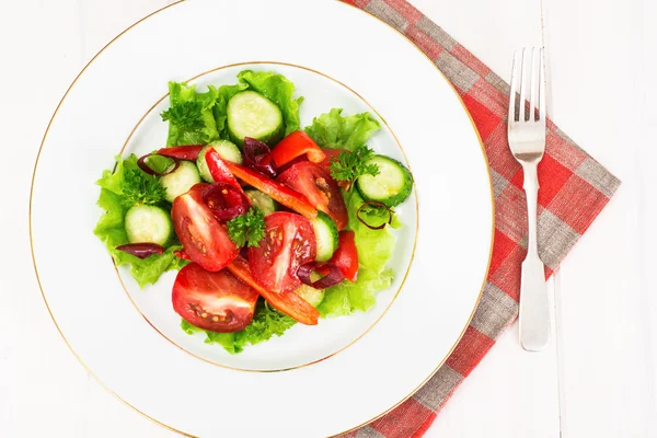 Pittige zomer salade van rode hete kille peper, tomaat en Cucumb — Stockfoto