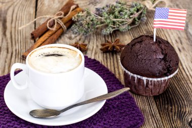 Kahve ve Amerikan bayrağı ile çikolatalı kek