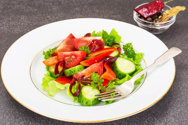 Pittige zomer salade van rode hete kille peper, tomaat en Cucumb — Stockfoto