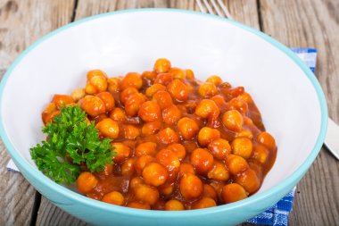 Ceviz ahşap üzerine sos Harissa Studio fotoğraf