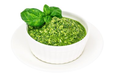 Beyaz arka plan üzerinde Fesleğenli pesto sos