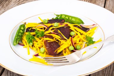 Kırmızı soğan ve kurutulmuş sarı pancar salatası