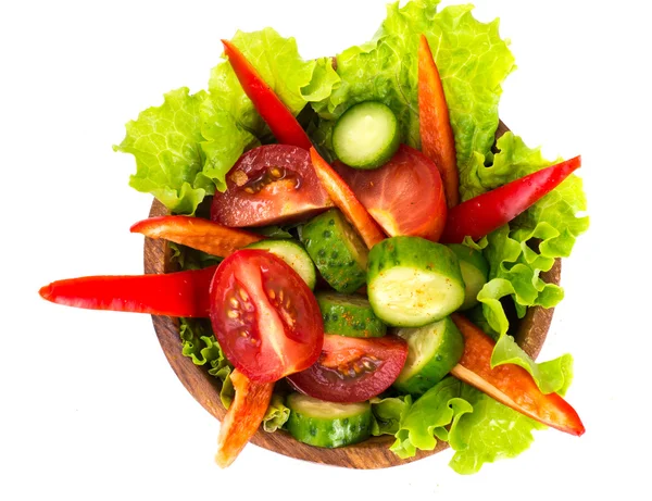 Würziger Sommersalat aus roter Chilischote, Tomate und Gurke — Stockfoto