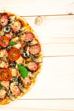 Biberli Pizza sosis, peynir, Mozzarella, zeytin ve Bas