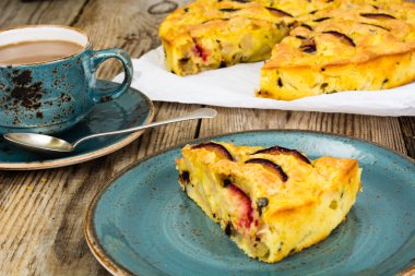 Elma, Erik ve çikolata damla ile pasta