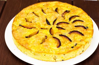 Elma, Erik ve çikolata damla ile pasta