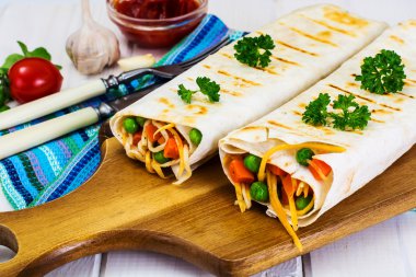 Pita ekmeği sebze, Çin eriştesi ve roka ile