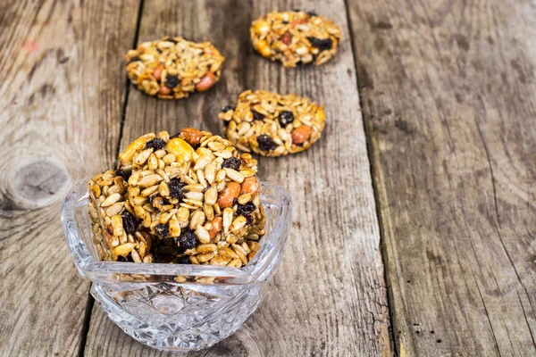 Kozinaki Biscoitos com sementes de girassol, amendoim, passas e mel — Fotografia de Stock