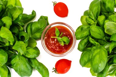 Beyaz arka plan üzerinde domates ile yeşil taze fesleğen