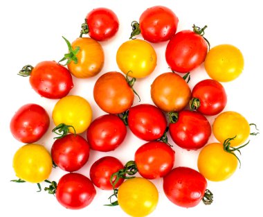 Beyaz zemin üzerine kırmızı ve sarı taze kiraz domates