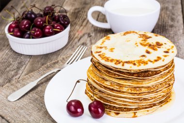 Kiraz yığını ile lezzetli gözleme