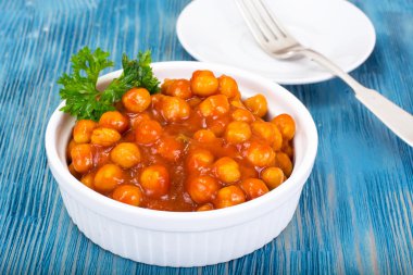 Ceviz ahşap üzerine sos Harissa Studio fotoğraf