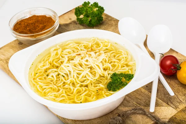 プラスチックの使い捨て食器の麺と鶏スープ — ストック写真