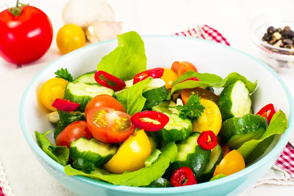 Salat mit Rucola, Tomate, Gurke und Knoblauch — Stockfoto