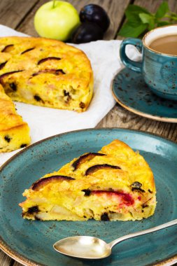 Elma, Erik ve çikolata damla ile pasta