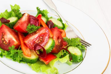 Kırmızı sıcak soğuk biber, domates ve Cucumb baharatlı yaz salatası