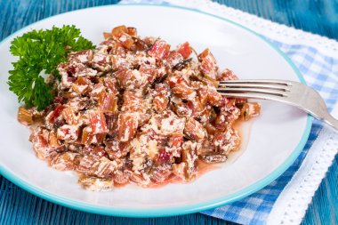 Chard, doğal yoğurt ile kızarmış Mangold