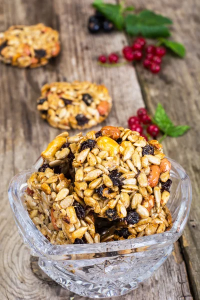 Kozinaki Biscoitos com sementes de girassol, amendoim, passas e mel — Fotografia de Stock