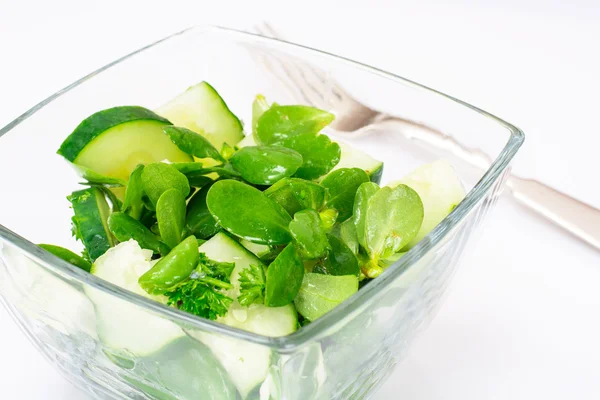 Ensalada con pepino, fondo blanco de Purslaneon — Foto de Stock