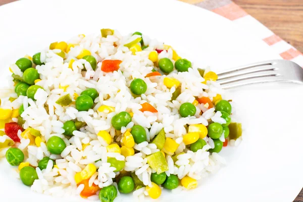 Risotto con verduras, maíz y guisantes — Foto de Stock
