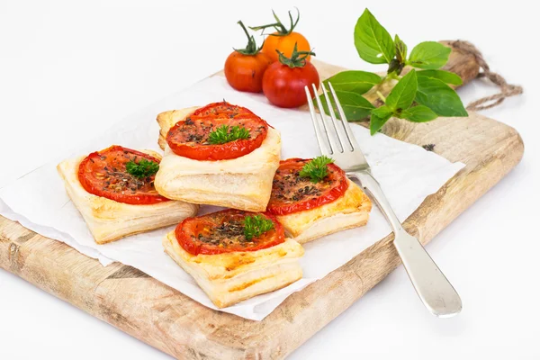 Мини-пиццы, пироги с помидорами и орегано — стоковое фото