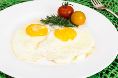 sahanda yumurta beyaz plaka üzerinde