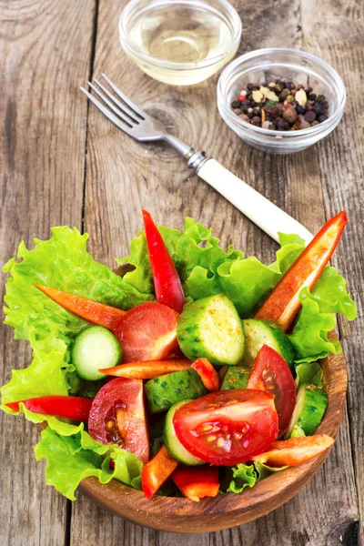 Würziger Sommersalat aus roter Chilischote, Tomate und Gurke — Stockfoto