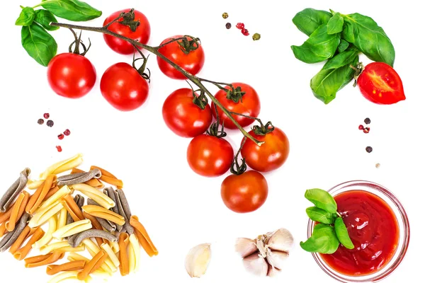 Manjericão, Tomate cereja vermelho com massa em fundo branco — Fotografia de Stock