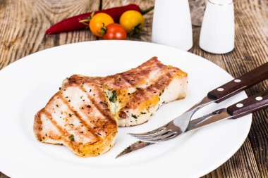 Beyaz bir tabak içinde Loin kızartma