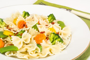 Farfalle havuç, fasulye, brokoli ve sosis ile