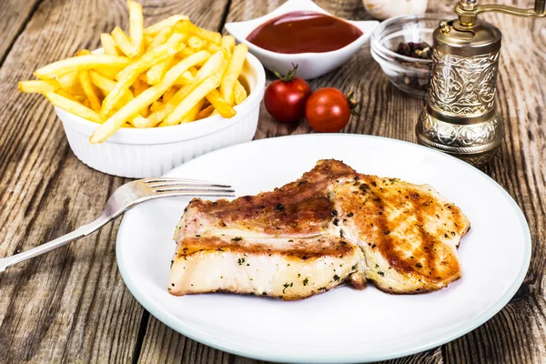 Lomo asado con papas fritas en plato blanco —  Fotos de Stock